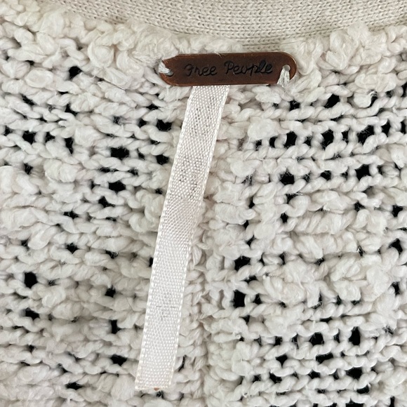 Free People V Neck Songbird Textural Boucle Sweater. Cream. Off White. Size S - Picture 4 of 8